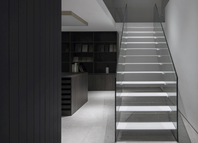 玻璃楼梯在办公室装修设计中的优势